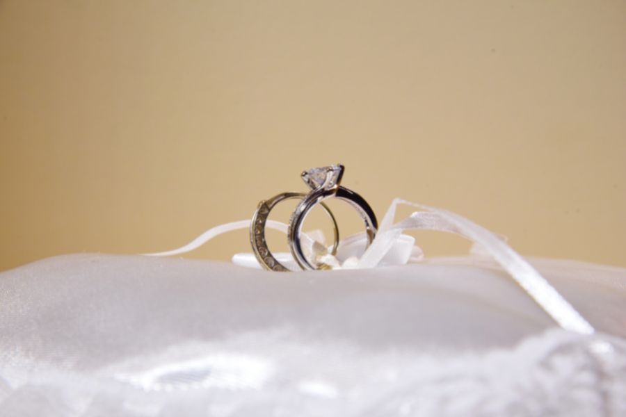 Jak nosić pierścionek zaręczynowy i obrączkę?